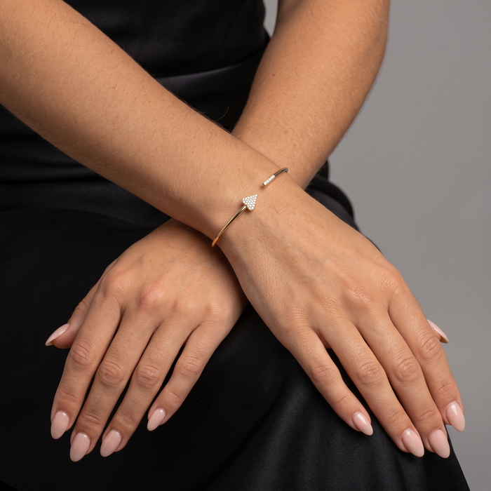 Twinkling Aura Heart Shape Bangle Bracelet in 14K Yellow Gold
