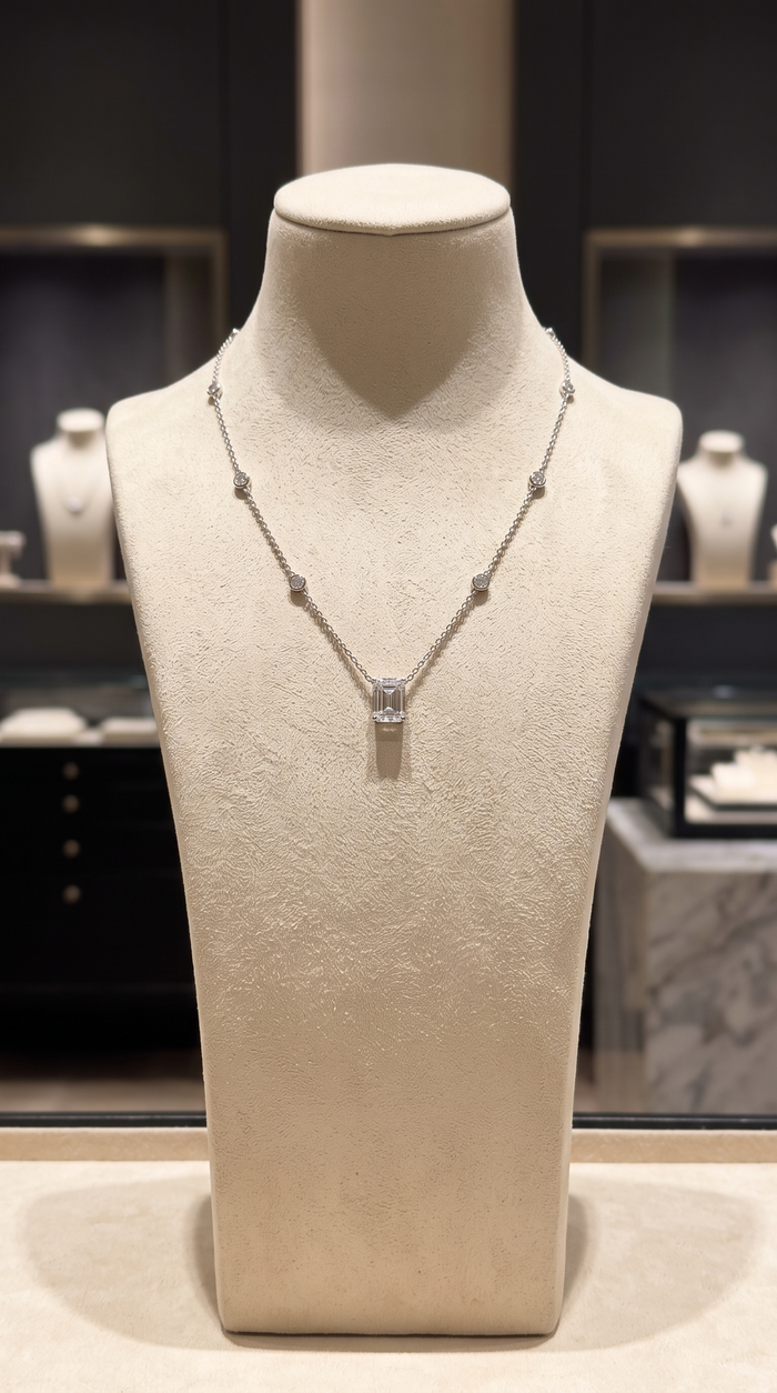 Round Diamond Necklace in 18K Yellow Gold