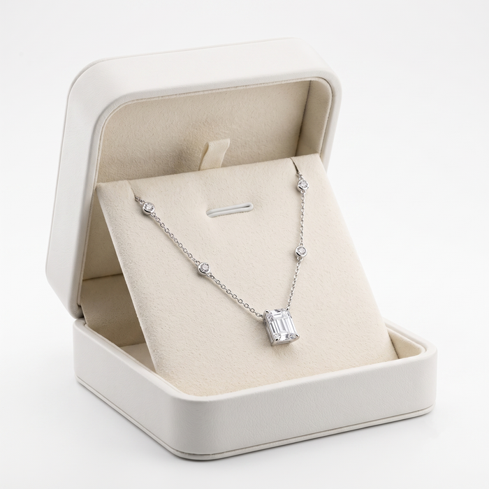 Round Diamond Necklace in 18K Yellow Gold