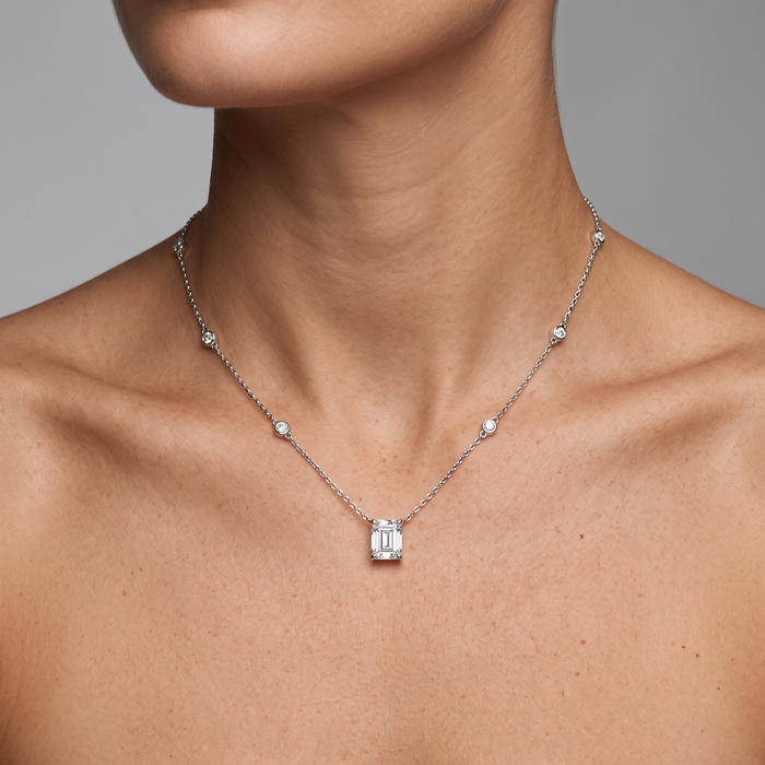 Round Diamond Necklace in 18K Yellow Gold