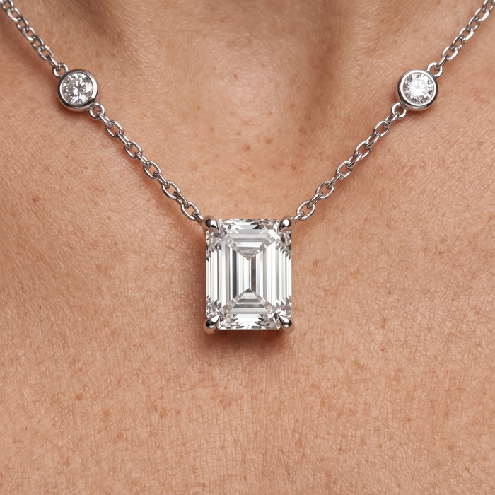 Round Diamond Necklace in 18K Yellow Gold