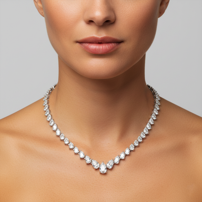 Round Diamond Pear Shaped Necklace in 18K Gold