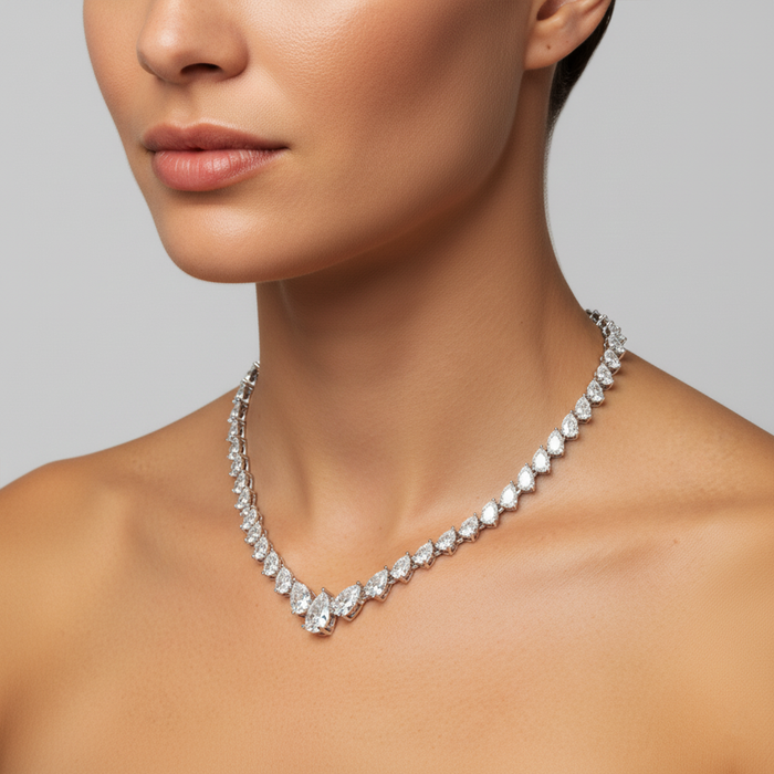 Round Diamond Pear Shaped Necklace in 18K Gold