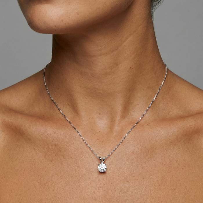 Round Diamond Pendant Necklace in 14K Yellow Gold