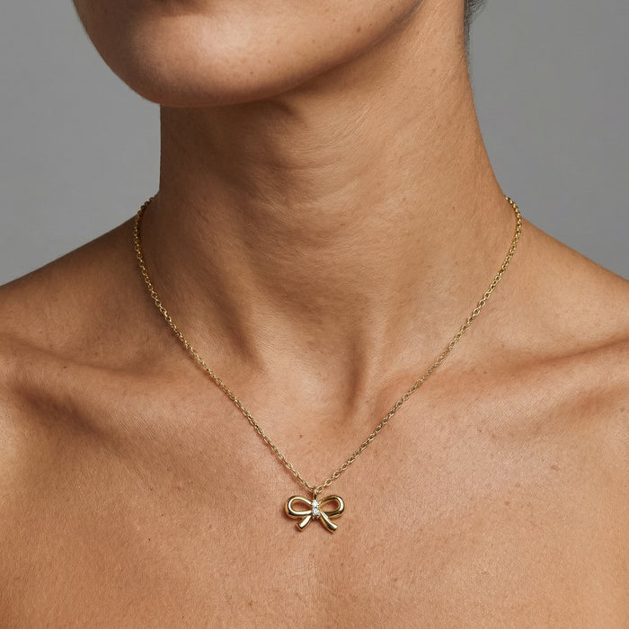 Round Diamond Ribbon Pendant Necklace in 14K Gold