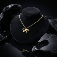 Round Diamond Ribbon Pendant Necklace in 14K Gold