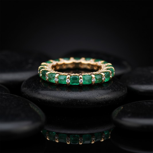 Emerald Diamond Scalloped Circle Ring in 14K Yellow Gold