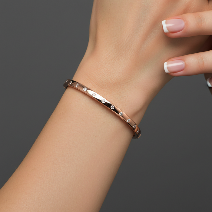 Retro Diamond Kiss Bangle Bracelet in 14K Yellow Gold