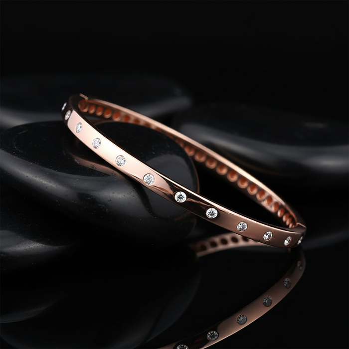 Retro Diamond Kiss Bangle Bracelet in 14K Yellow Gold