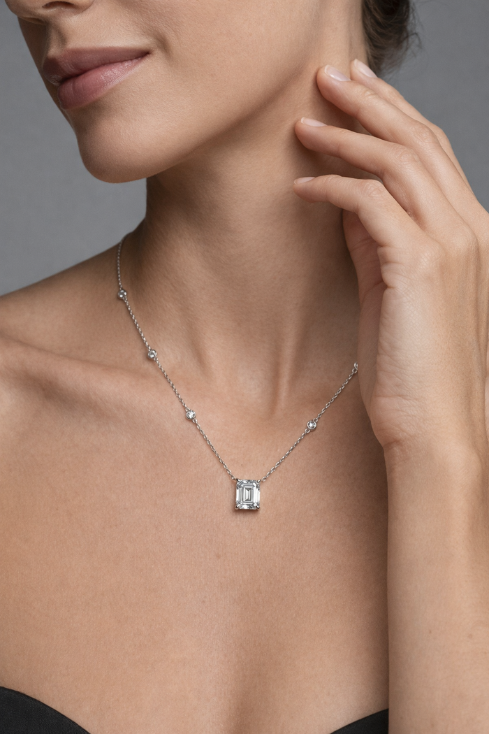 Round Diamond Necklace in 18K Yellow Gold