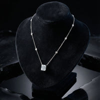 Round Diamond Necklace in 18K Yellow Gold