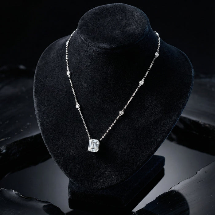 Round Diamond Necklace in 18K Yellow Gold