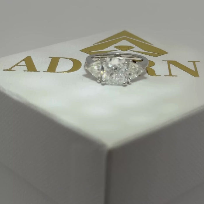 Cushion Cut Engagement Ring in 18K Gold