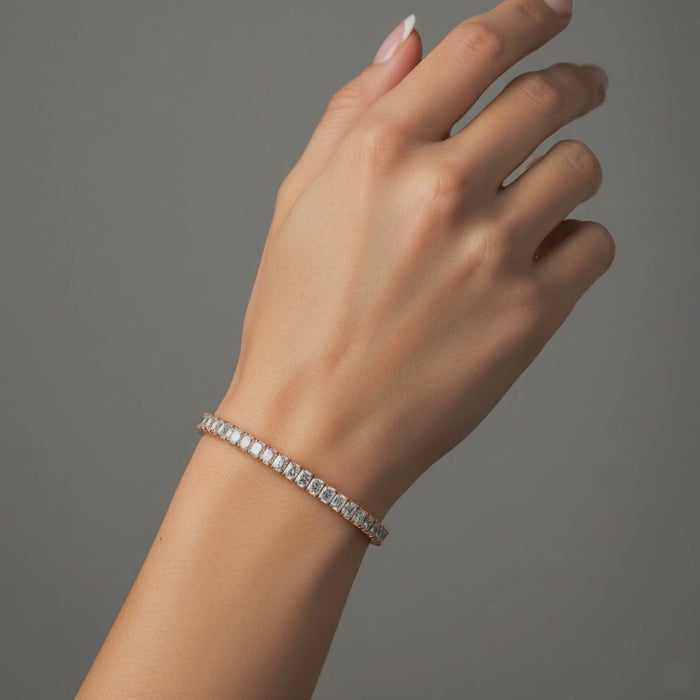 Round Cut Push Back Diamond Stud Bracelet in 18K Gold
